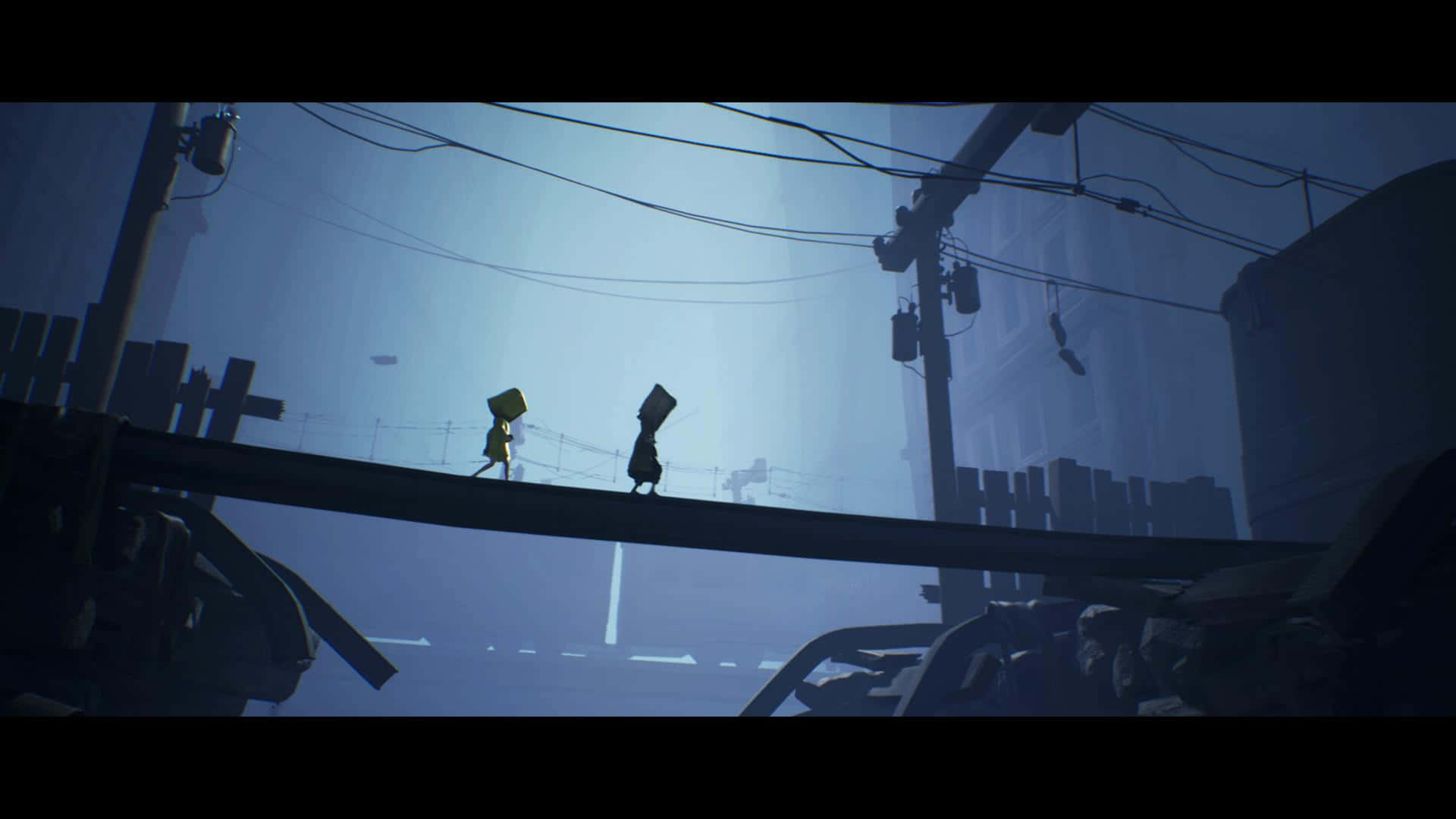 Little Nightmares 桌布 壁紙 — 兩個細小嘅人影喺霧氣籠罩嘅城市廢墟中，喺朦朧嘅藍天下行過一條窄樑。