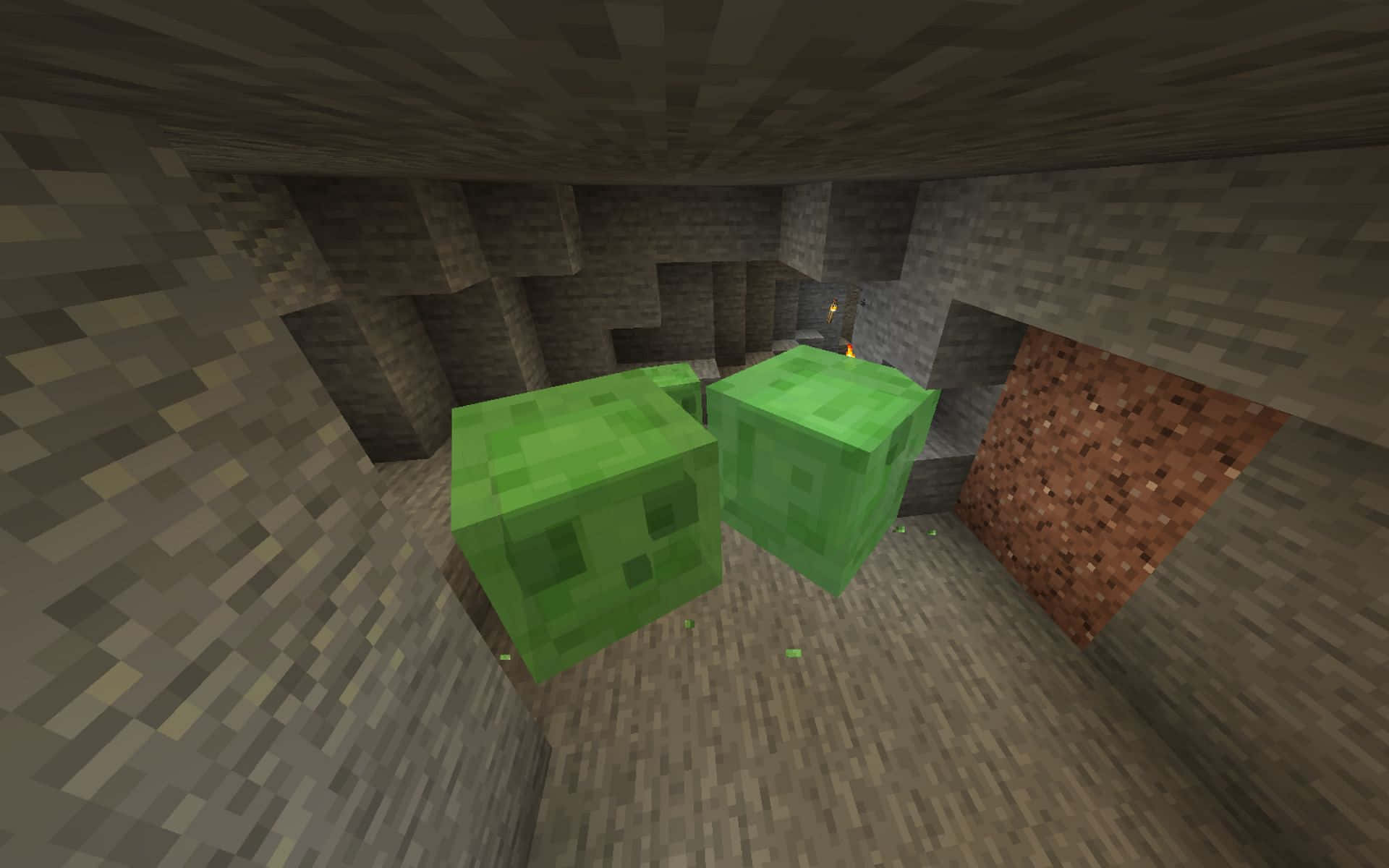 Minecraft Slime Farming 桌布 壁紙 — 兩個綠色像素化的爬行者在一個光線昏暗的Minecraft洞穴中，有石牆和遠處的火把。