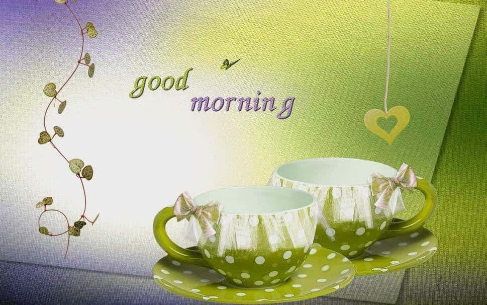 Good Morning 桌布 壁紙 — 兩個綠色圓點茶杯配蝴蝶結放在碟子上，背景為柔和漸變色，帶有「早晨」文字和心形裝飾。