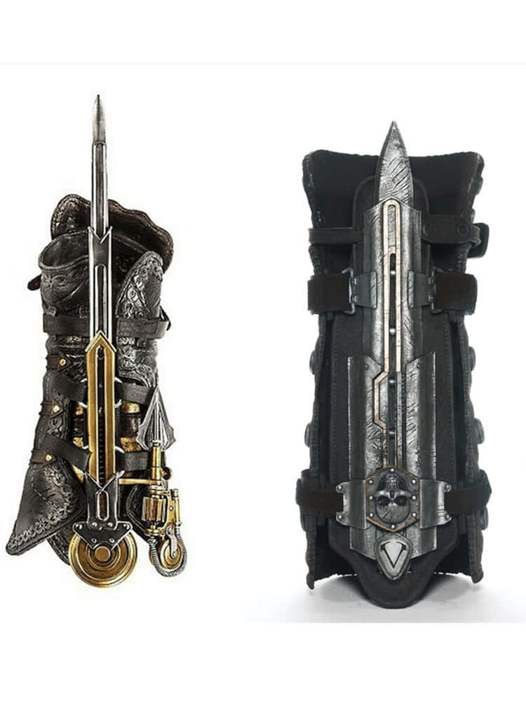 Assassin's Creed Hidden Blades 桌布 壁紙 — 兩個華麗的刺客護腕，帶有隱藏刀刃，一個金色一個銀色，白色背景。