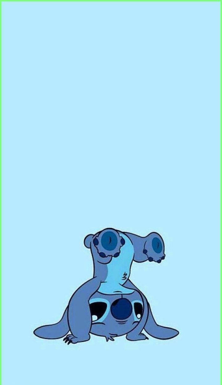 cute stitch iPhone 桌布 壁紙 — 兩個藍色卡通外星人堆疊坐在淺藍色背景上，帶有簡單的輪廓和大而富有表情的眼睛。