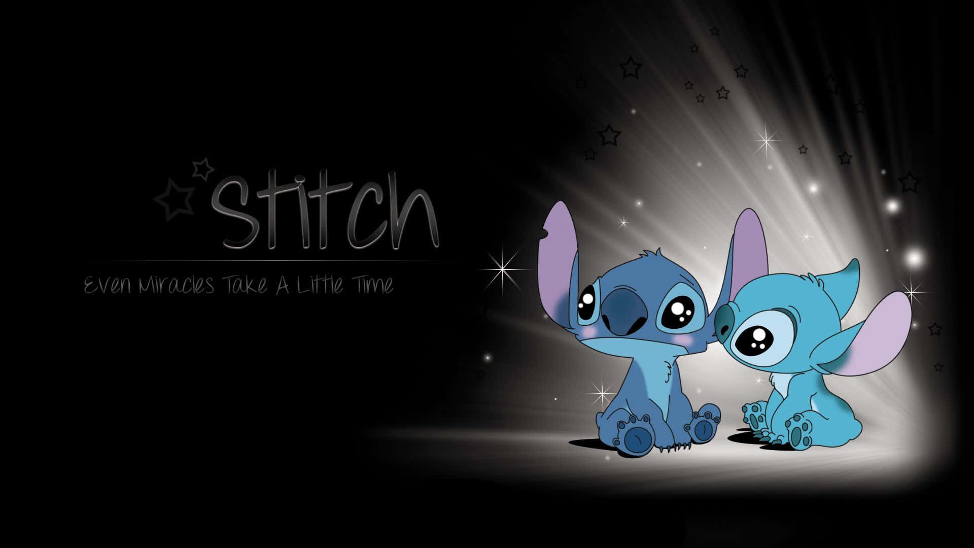 Cute Lilo And Stitch 桌布 壁紙 — 兩個藍色外星角色在聚光燈下坐在一起，周圍有星星在黑暗背景中閃耀。