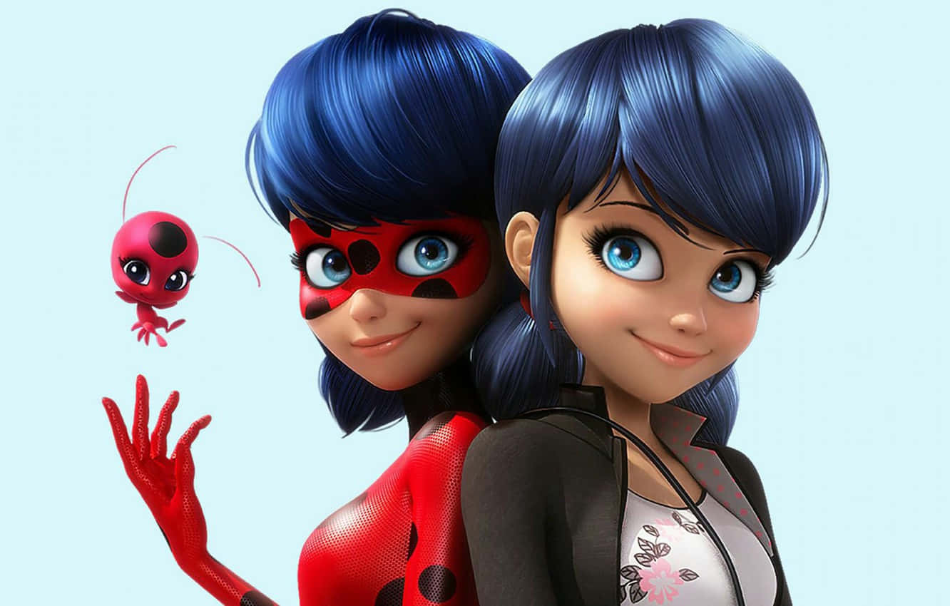 Marinette 桌布 壁紙 — 兩個藍色頭髮的動畫女孩和一個紅色的瓢蟲狀生物在淺藍色背景上微笑。