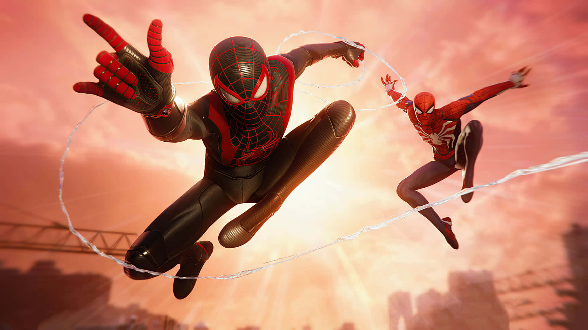 Spider-man Web Slinging 桌布 壁紙 — 兩個蜘蛛俠角色在發光的日落城市景觀中動態擺盪，身後拖著蛛網線。