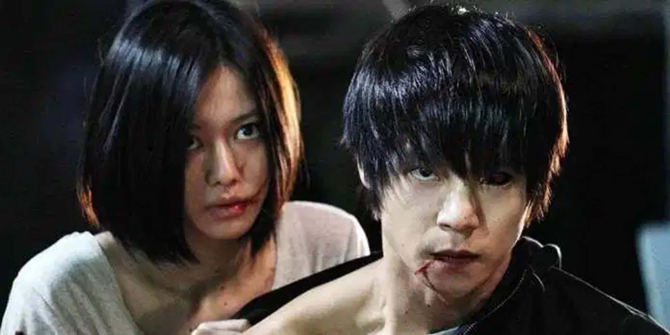 Tokyo Ghoul Movie 桌布 壁紙 — 兩個血淋淋嘅人喺昏暗緊張嘅場景中，專注咁望住鏡頭。
