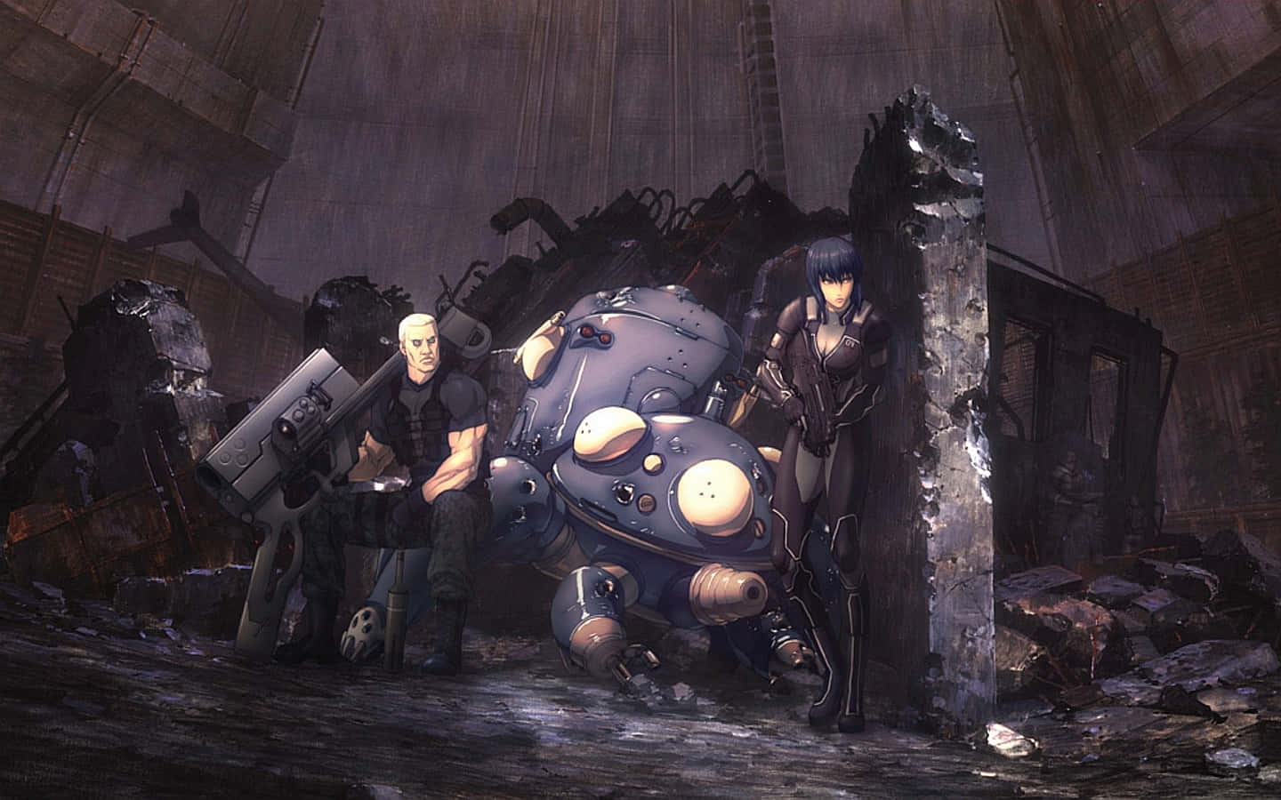 Ghost In The Shell Batou 桌布 壁紙 — 兩個裝甲人物和一個大型機械人站在黑暗廢墟工業環境的瓦礫中。