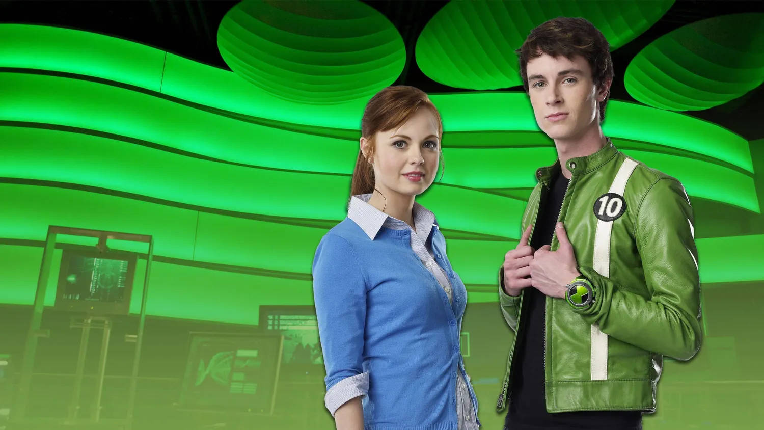 Ben 10 Omnitrix 桌布 壁紙 — 兩個角色自信地站在一個未來主義的綠色實驗室中，實驗室內有彎曲的霓虹燈板和科技設備。