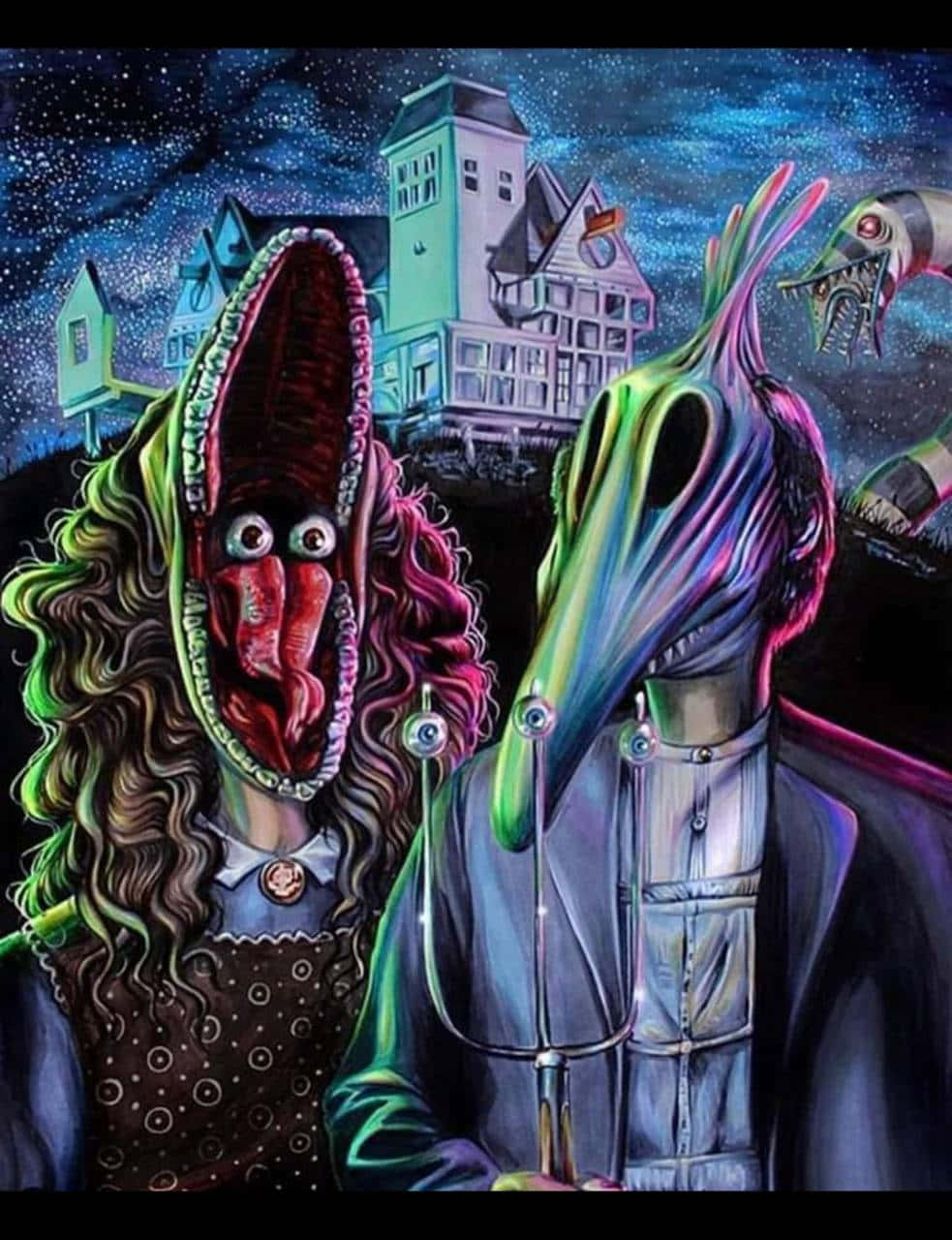 Beetlejuice 桌布 壁紙 — 兩個超現實、怪誕的人物，長著怪物般的頭顱，站在星空下的鬼屋前。