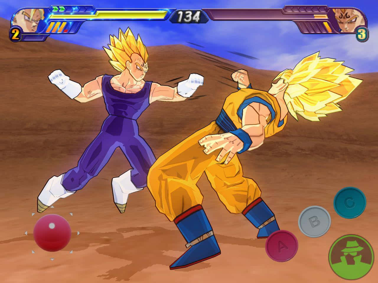 Dragon Ball Z Games 桌布 壁紙 — 兩個超級撒亞人戰士在藍天下嘅沙漠競技場中碰撞，遊戲UI元素可見。