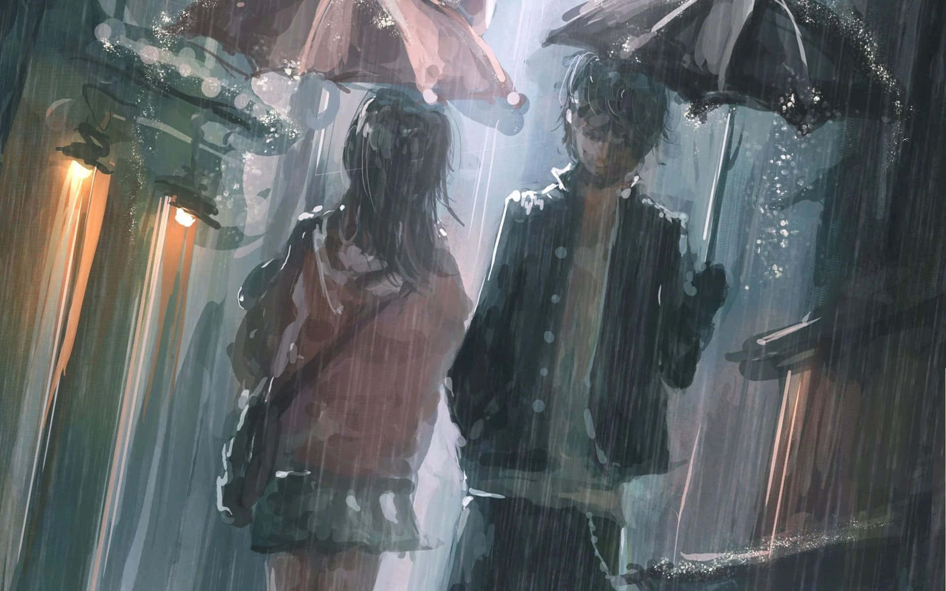 Raining 桌布 壁紙 — 兩個身影在傾盆大雨中撐著傘，被溫暖的路燈照亮，投射出柔和的光芒。