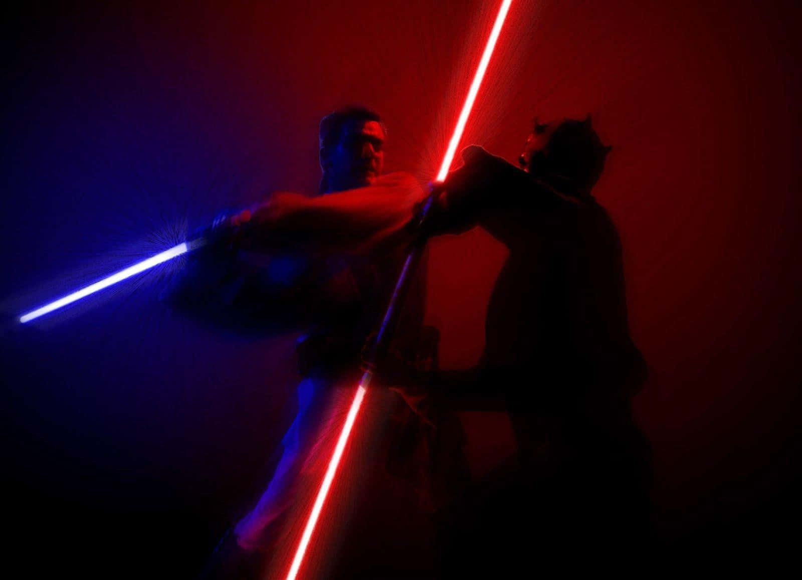 Lightsaber Duels 桌布 壁紙 — 兩個身影在黑暗的競技場中交鋒，揮舞著發出藍光和紅光的激光劍，投射出戲劇性的陰影。