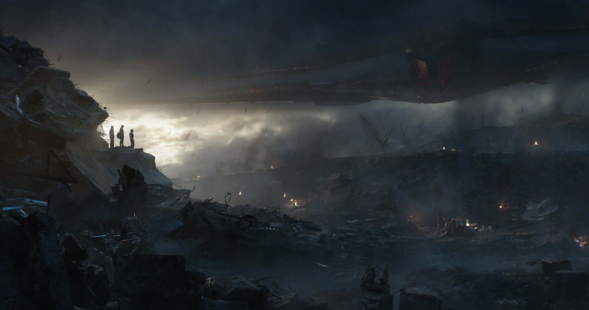 Endgame 桌布 壁紙 — 兩個身影站在瓦礫上，凝視著一艘巨大破損的太空船，在黃昏時分懸浮在煙霧彌漫的戰場上空。
