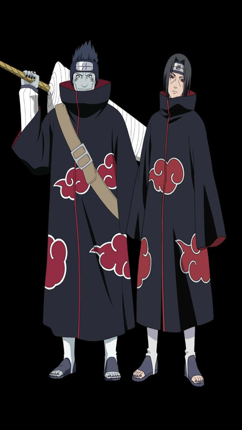 Akatsuki Kisame 桌布 壁紙 — 兩個身穿帶有紅色雲紋的深色斗篷的動漫角色站在黑色背景前，其中一個拿著繩子。