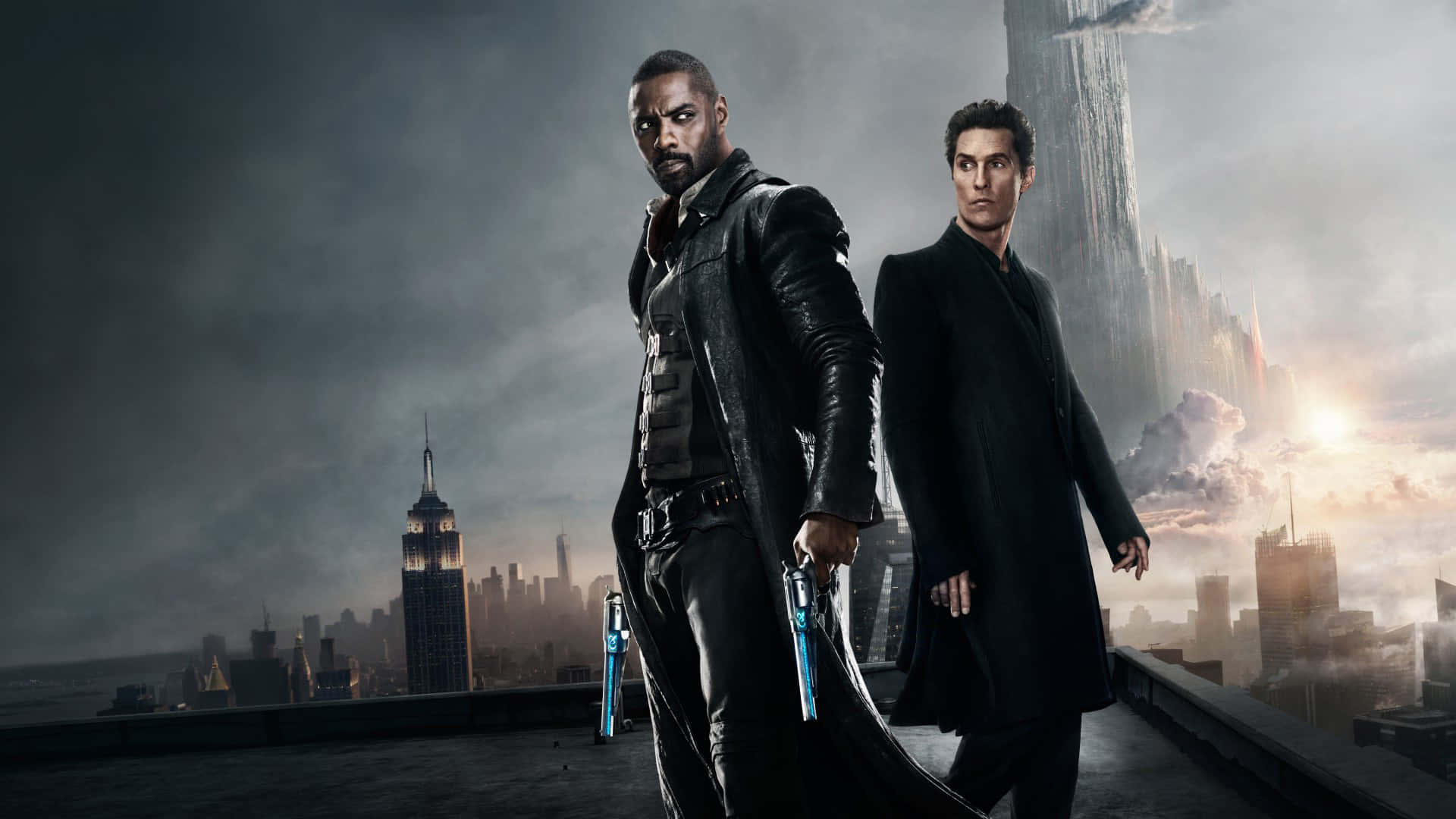 Dark Tower 桌布 壁紙 — 兩個身穿深色大衣的男人站在屋頂上，俯瞰著一個反烏托邦的城市景觀，其中有一座高聳的摩天大樓和雲層後發光的太陽。