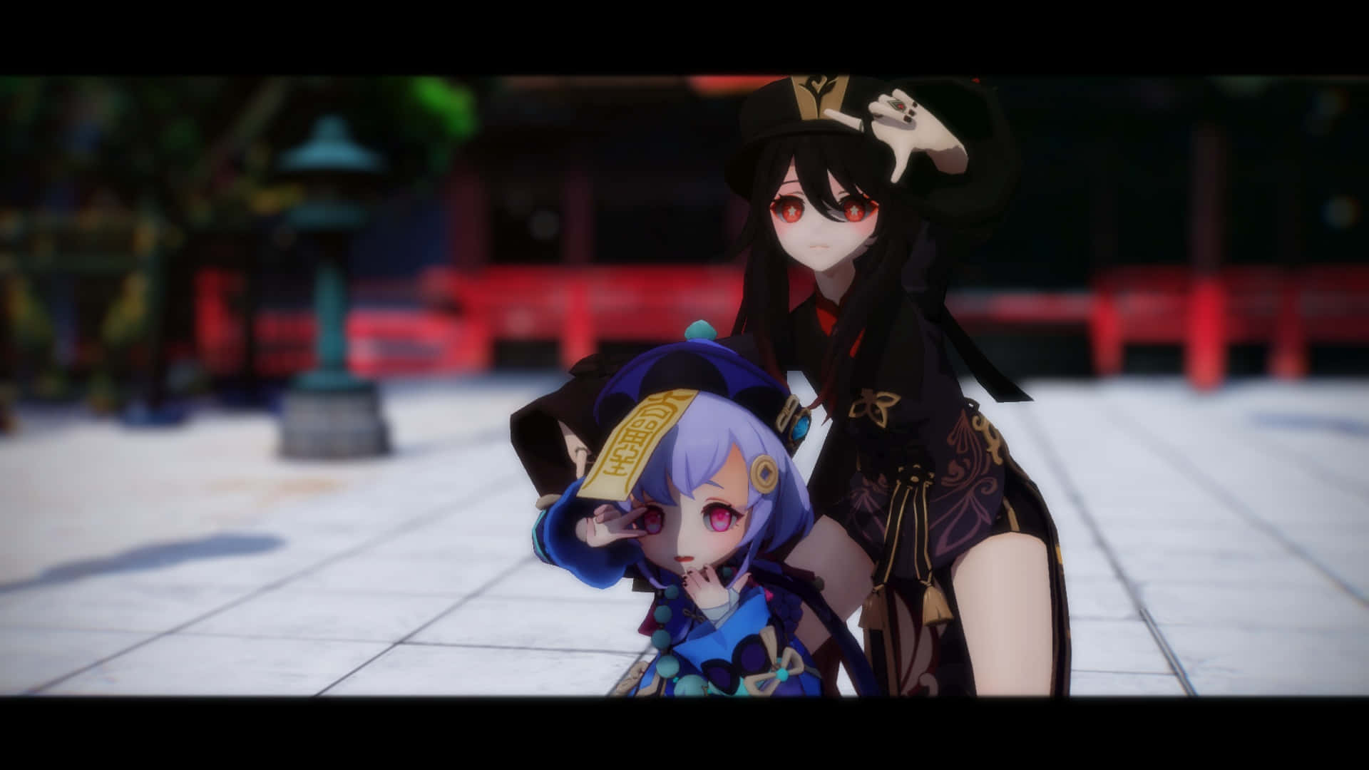 Genshin Impact Qiqi 桌布 壁紙 — 兩個身穿深色服裝的動漫女孩在一個有紅色鳥居和石燈籠的神社庭院中俏皮地擺姿勢。