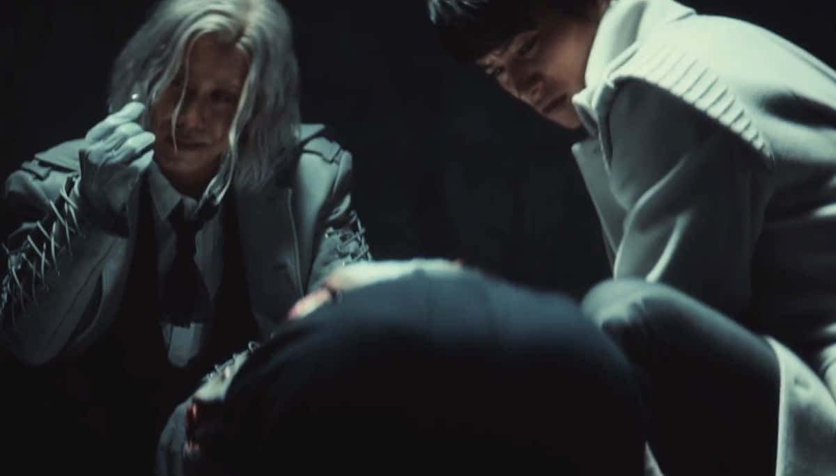 Tokyo Ghoul Movie 桌布 壁紙 — 兩個身穿深色西裝的人物在昏暗、緊張的場景中，帶著戲劇性的陰影，俯身靠近第三個人。
