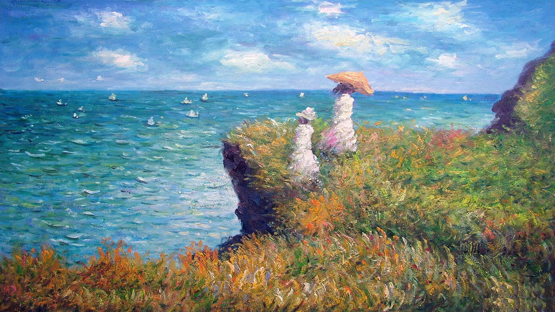 Impressionism 桌布 壁紙 — 兩個身穿白色連衣裙、戴著帽子的身影站在懸崖上，俯瞰著一片生機勃勃的藍色大海，海面上點綴著帆船，天空部分多雲。