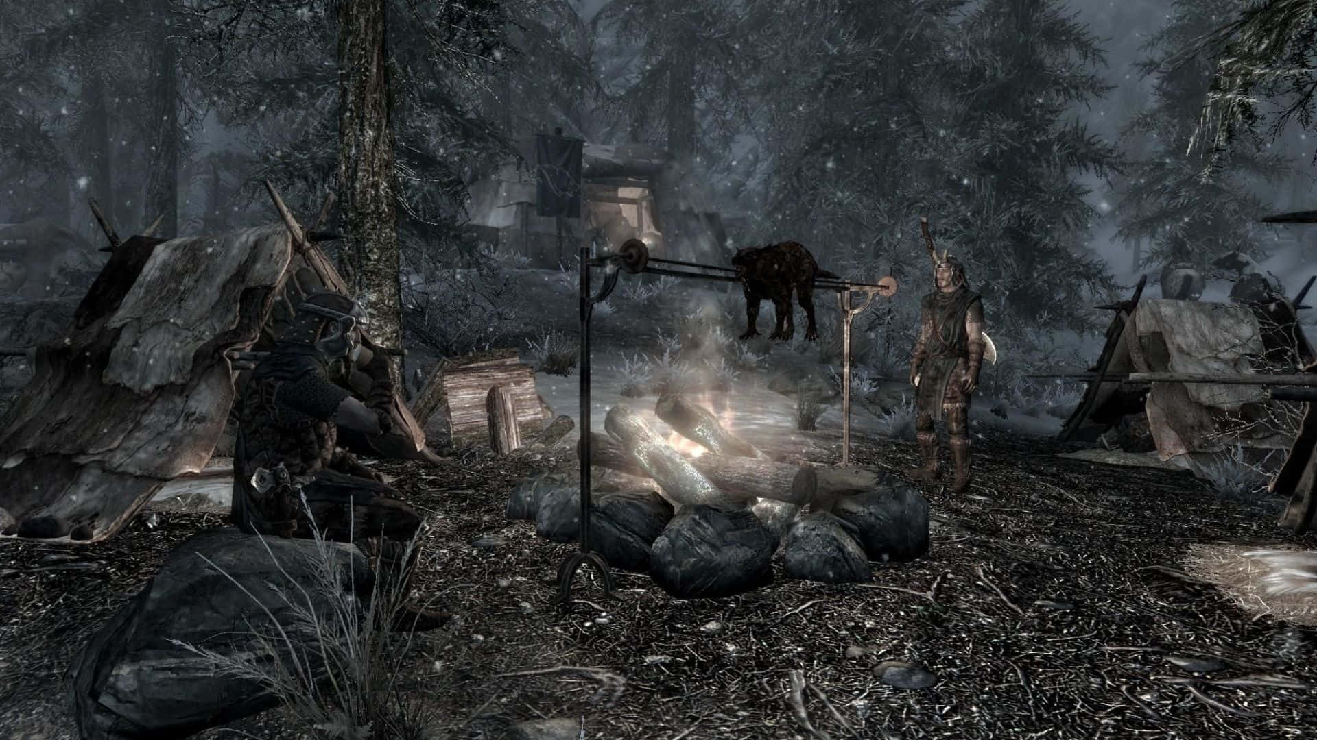 Skyrim Falkreath 桌布 壁紙 — 兩個身穿盔甲的人物在雪地森林營地中，在簡陋的庇護所旁，於熊熊烈火上烤著一頭野獸。