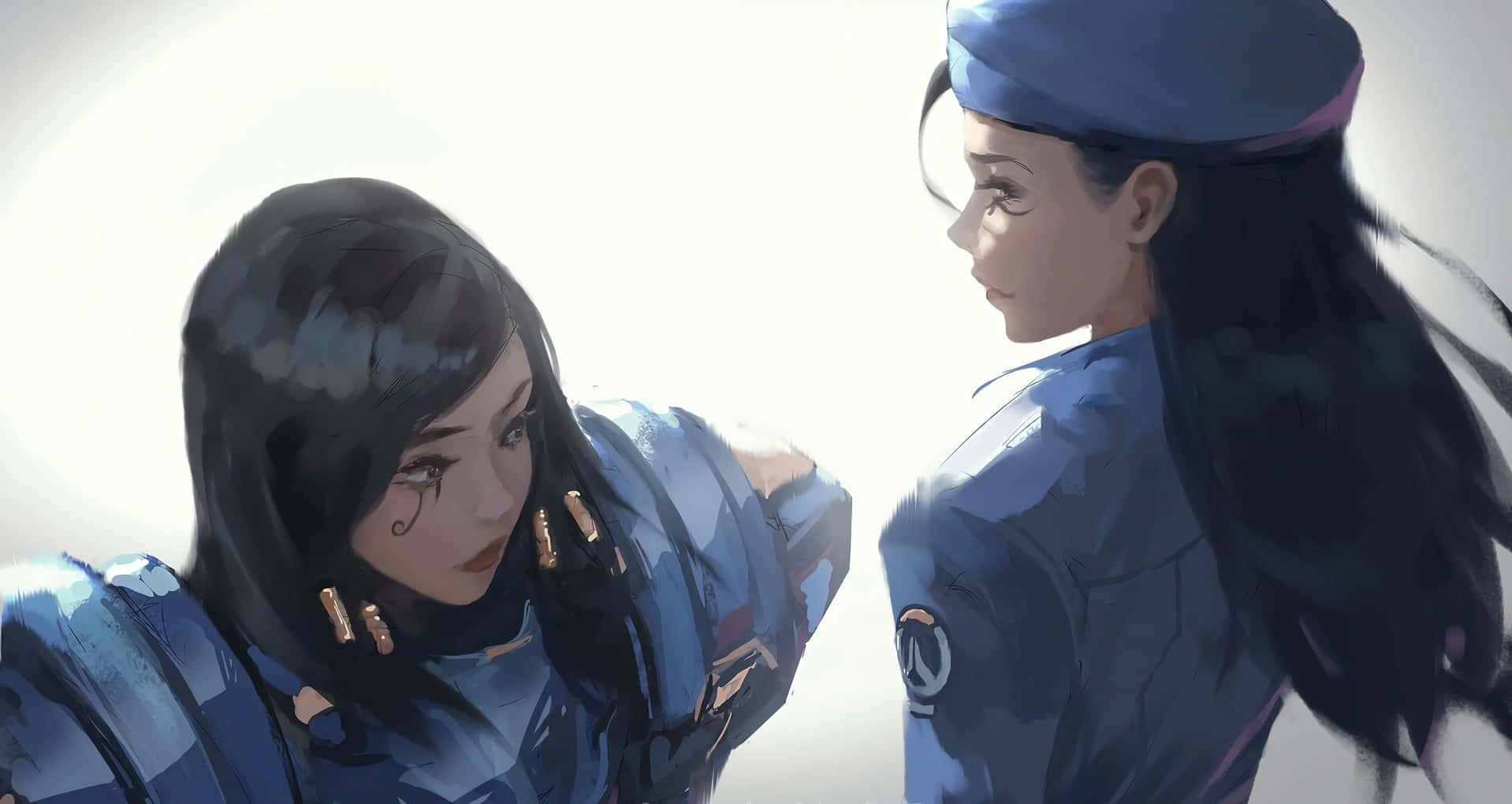 Overwatch Ana 桌布 壁紙 — 兩個身穿藍色制服嘅動漫風格女性角色喺明亮白色背景前面對面。