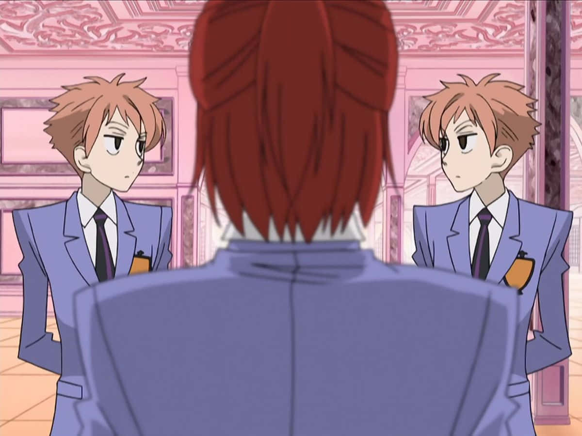 Kasanoda Ritsu 桌布 壁紙 — 兩個身穿藍色西裝的相同動畫男孩，在一個宏偉的粉紅色華麗大廳中對稱地站在一頭紅髮的人兩側。