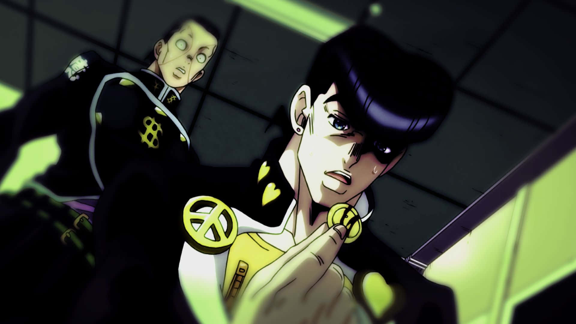 Okuyasu Nijimura 桌布 壁紙 — 兩個身穿黑色制服、帶有黃色標誌的動漫角色，站在一個光線昏暗、帶有綠色燈光的房間裡。