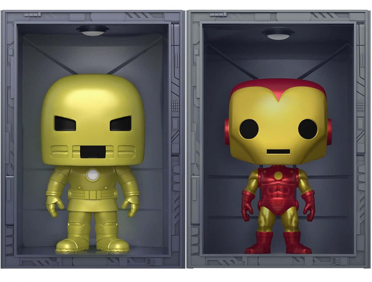 Iron Man Pop Figures 桌布 壁紙 — 兩個鐵甲奇俠和黃色裝甲的Funko Pop人偶在柔和燈光下並排放在灰色展示櫃中。