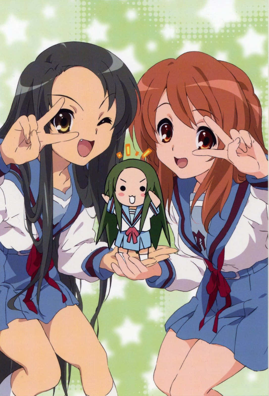 Tsuruya 桌布 壁紙 — 兩個開心的動畫女學生穿著校服，比出和平手勢，同時拿著一個細小的Q版公仔，背景是閃爍的綠色。