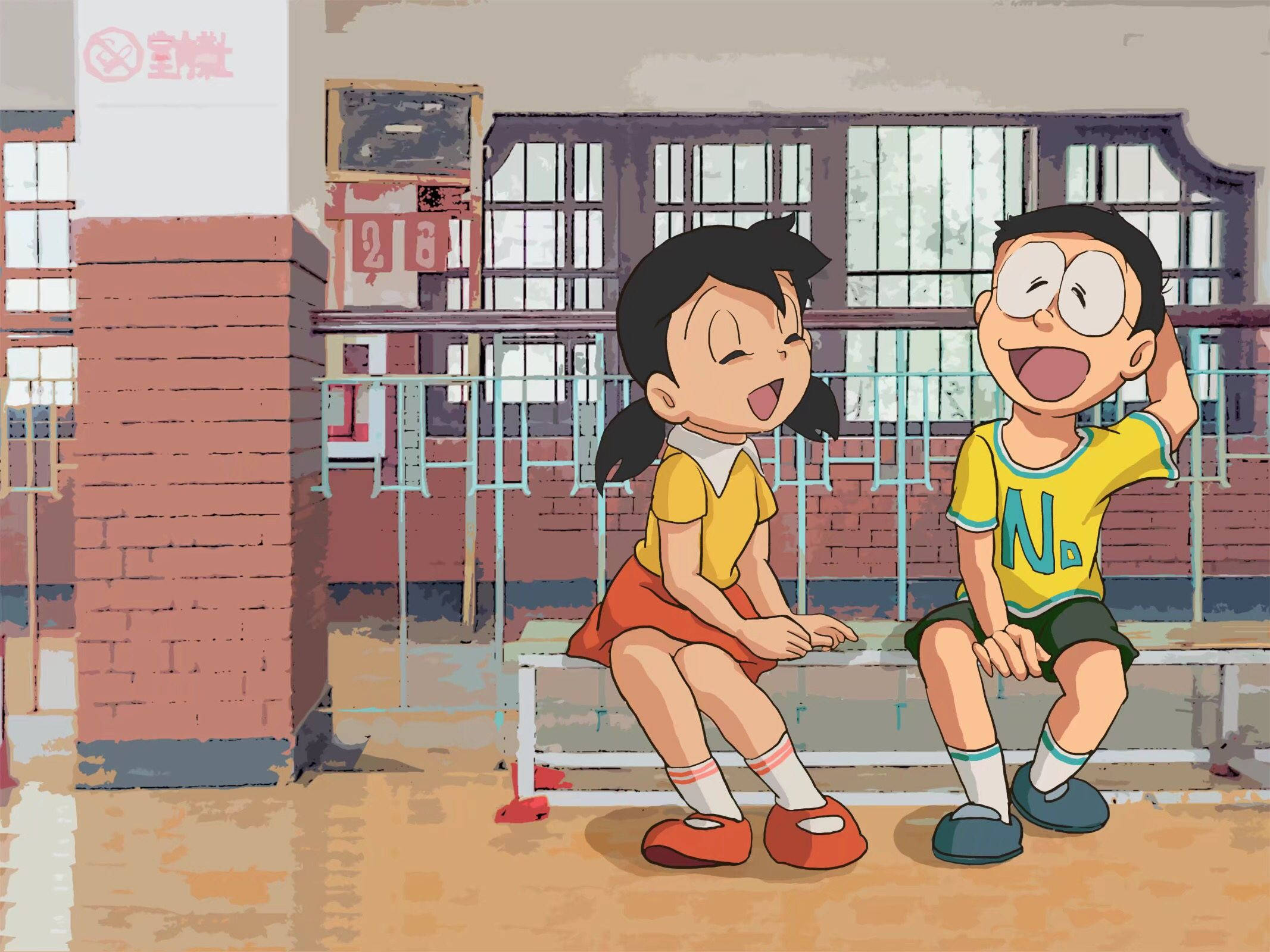 Doraemon 桌布 壁紙 — 兩個開心的動畫小孩在明亮的日光下，在學校長椅上一起大笑。