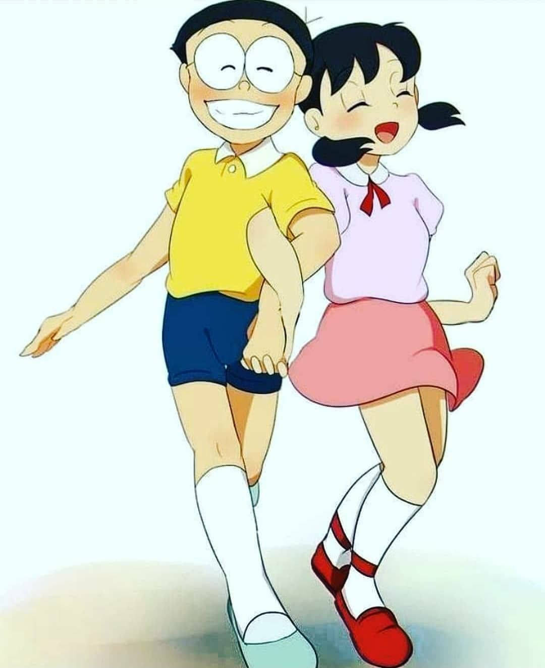 nobita shizuka love 桌布 壁紙 — 兩個開心的動畫小孩手牽手，在純白背景上快樂地跳躍。