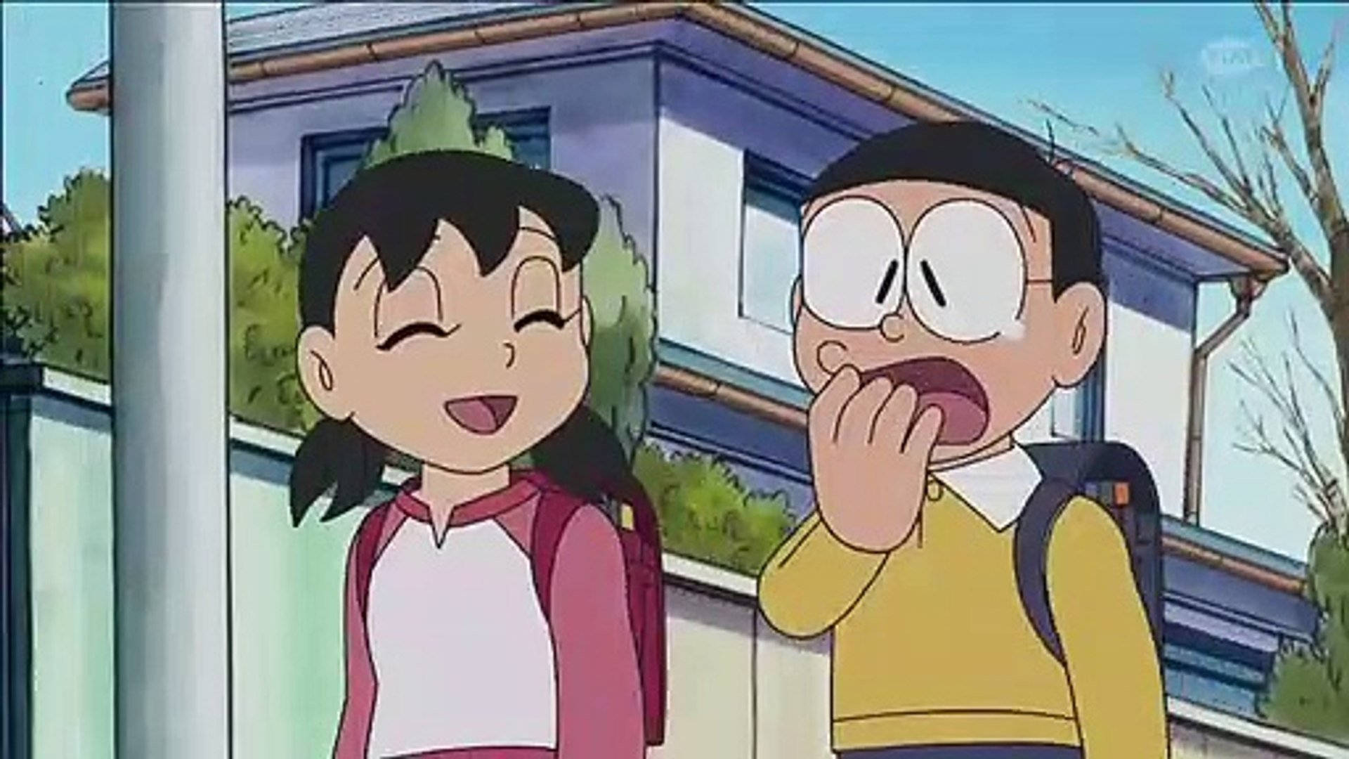 Doraemon 桌布 壁紙 — 兩個開心的動畫小孩站在屋外，一個開懷大笑，另一個驚訝地用手掩著嘴。