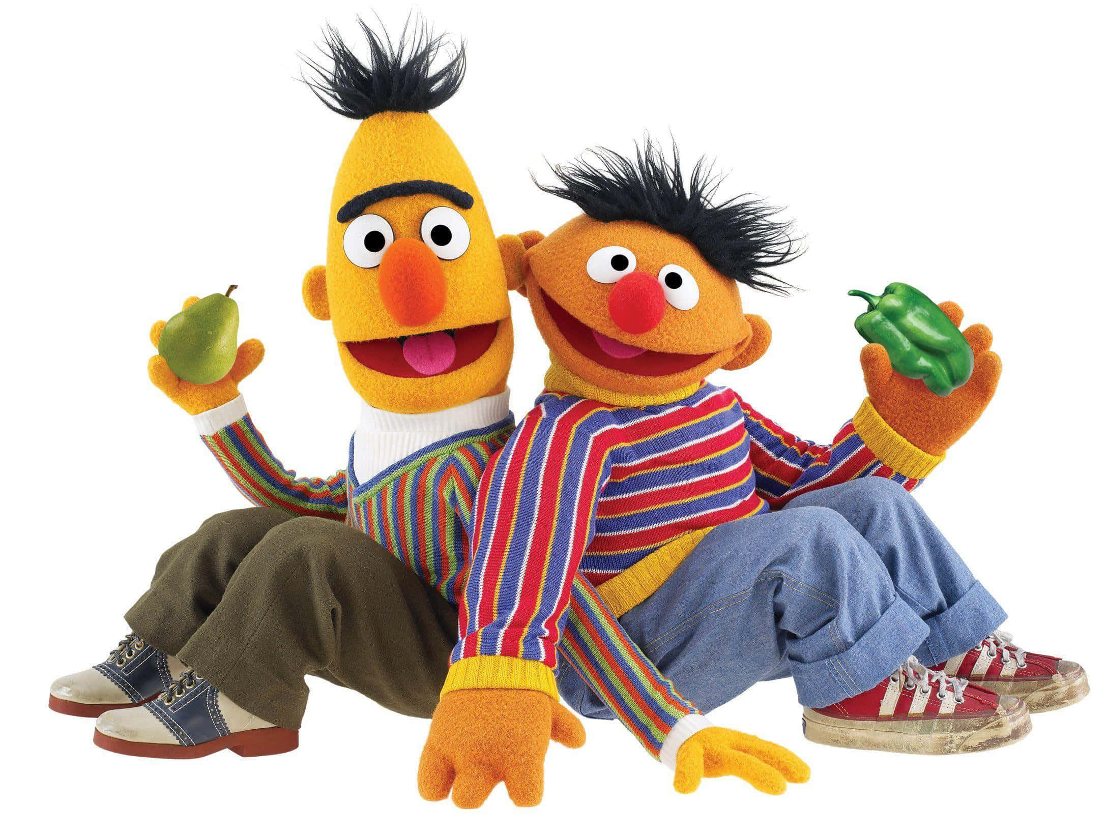 Sesame Street 桌布 壁紙 — 兩個開心的芝麻街木偶伯特和恩尼並排坐著，在純白色背景前拿著一個梨和一個青椒。