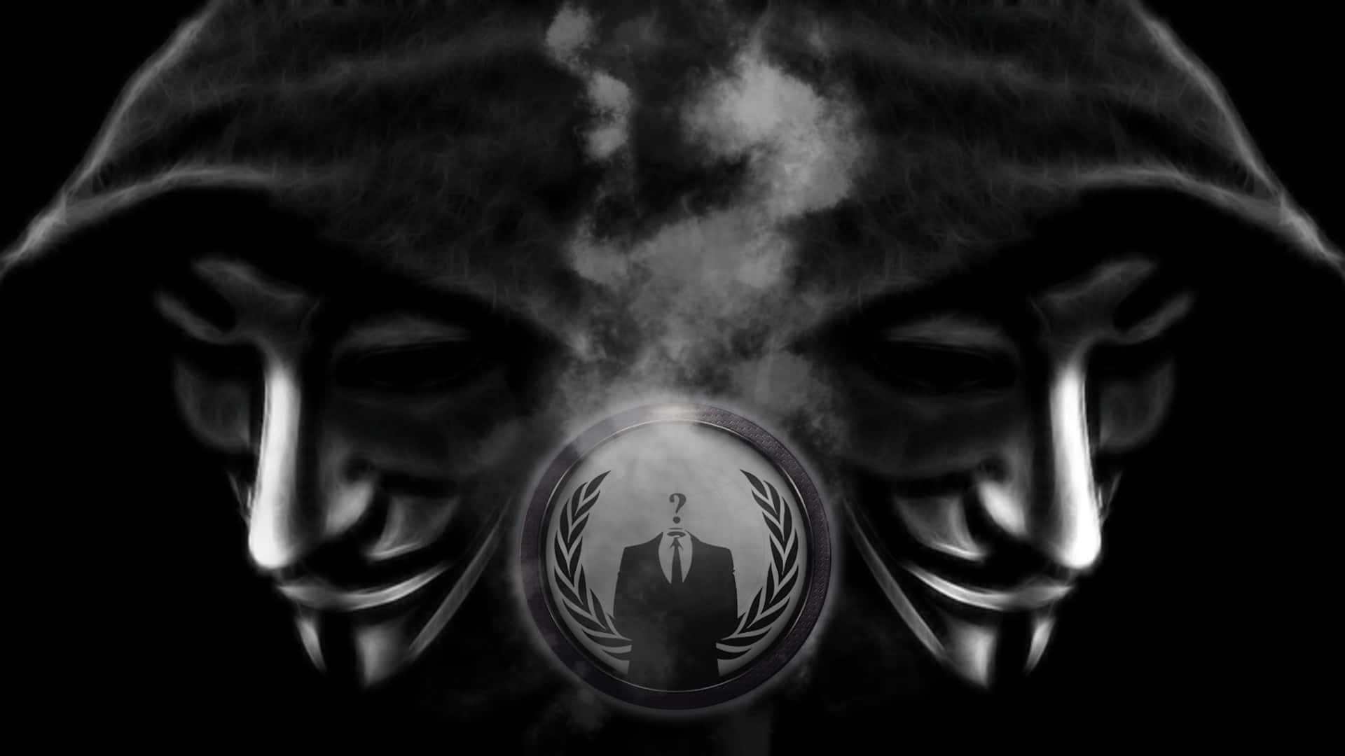 Anonymous 桌布 壁紙 — 兩個陰暗的蓋伊·福克斯面具夾著一個發光的匿名者符號，在黑色背景上散發煙霧。