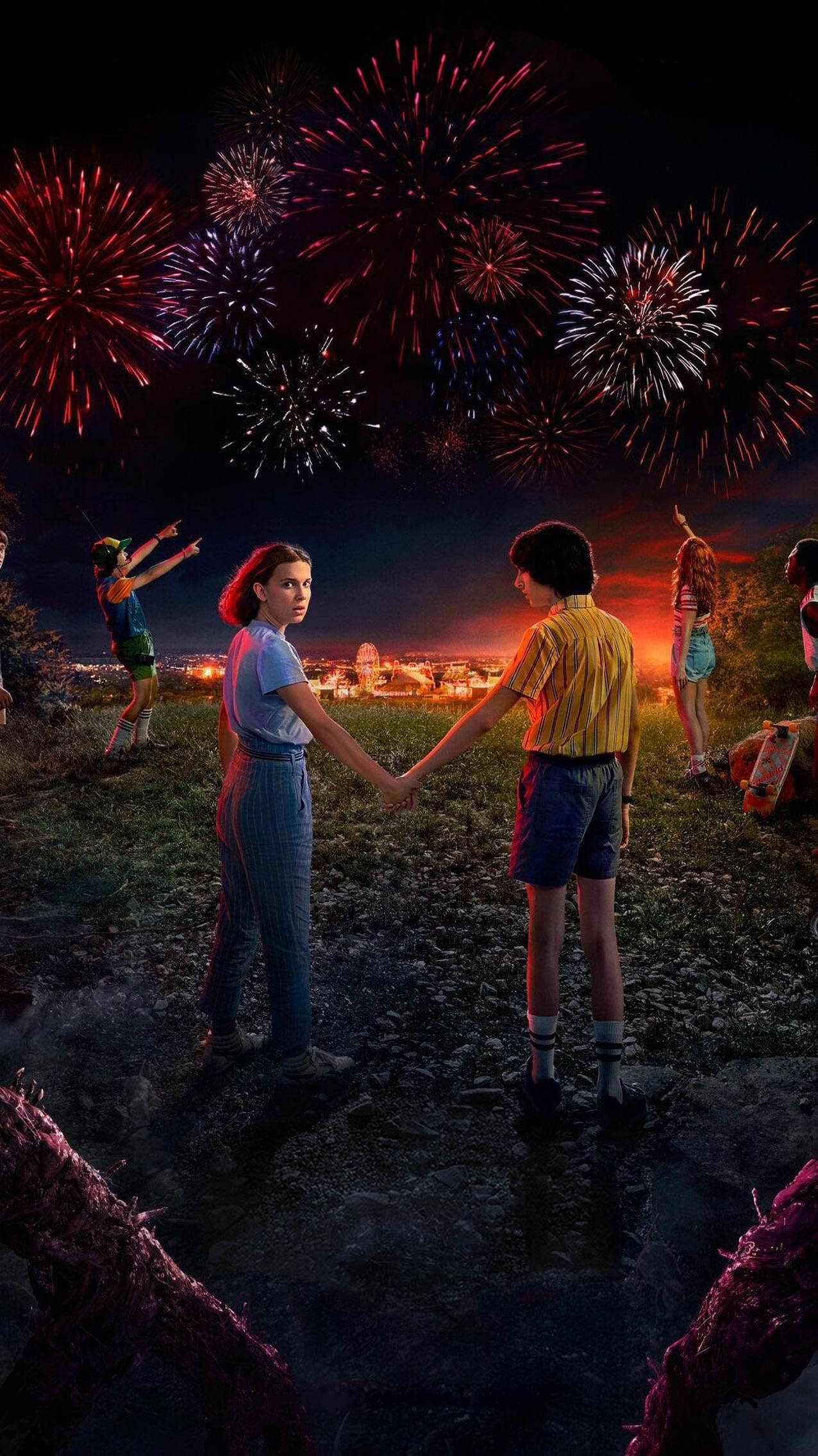 Netflix 桌布 壁紙 — 兩個青少年在夜間城市景觀上璀璨的煙花下牽手。