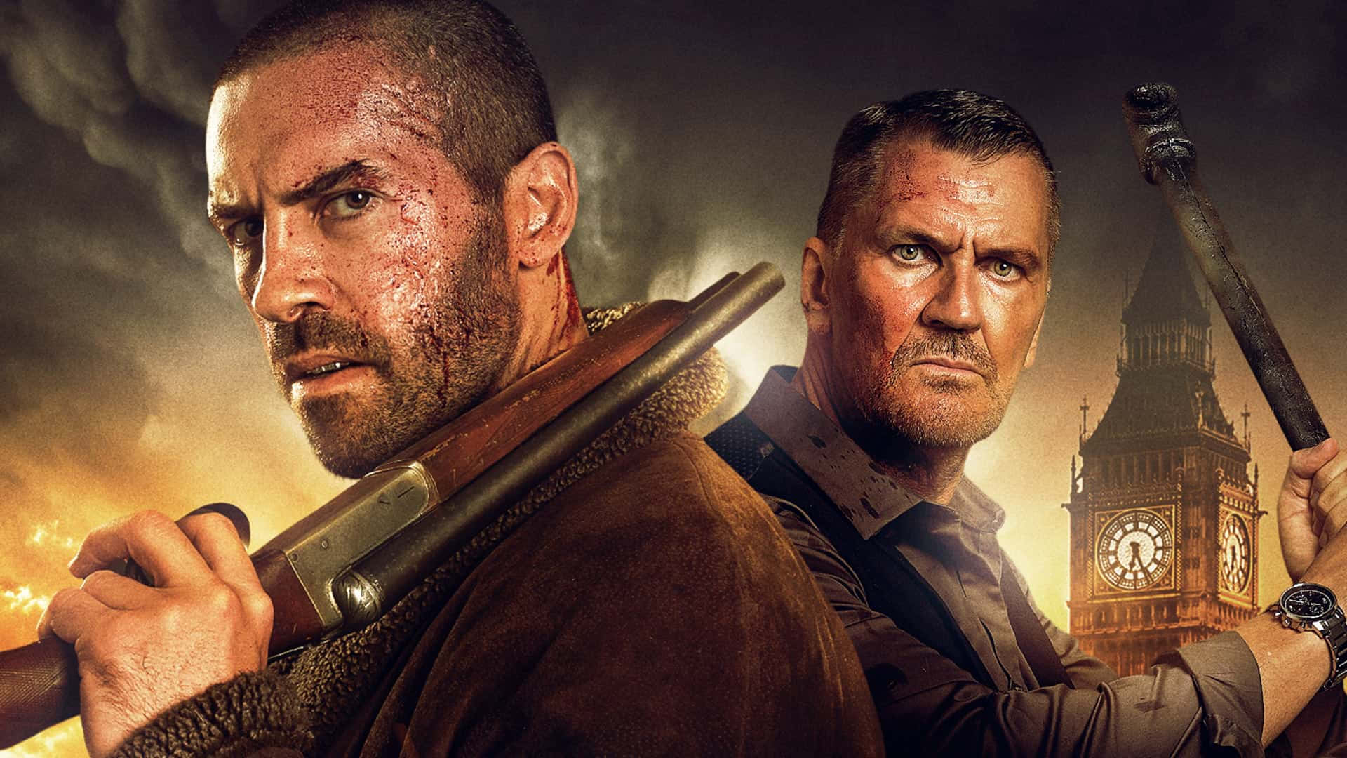 Action Movie 桌布 壁紙 — 兩個面容嚴肅嘅男人帶住武器企喺大笨鐘前面，喺火紅嘅天空下準備戰鬥。