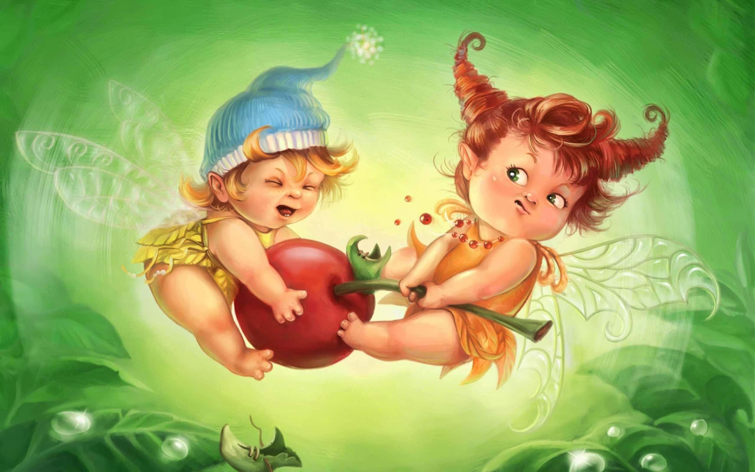 Cute Fairy 桌布 壁紙 — 兩個頑皮嘅仙子，有曲髮同半透明翅膀，喺發光嘅綠色樹葉背景下開心咁拉扯一個大紅蘋果。
