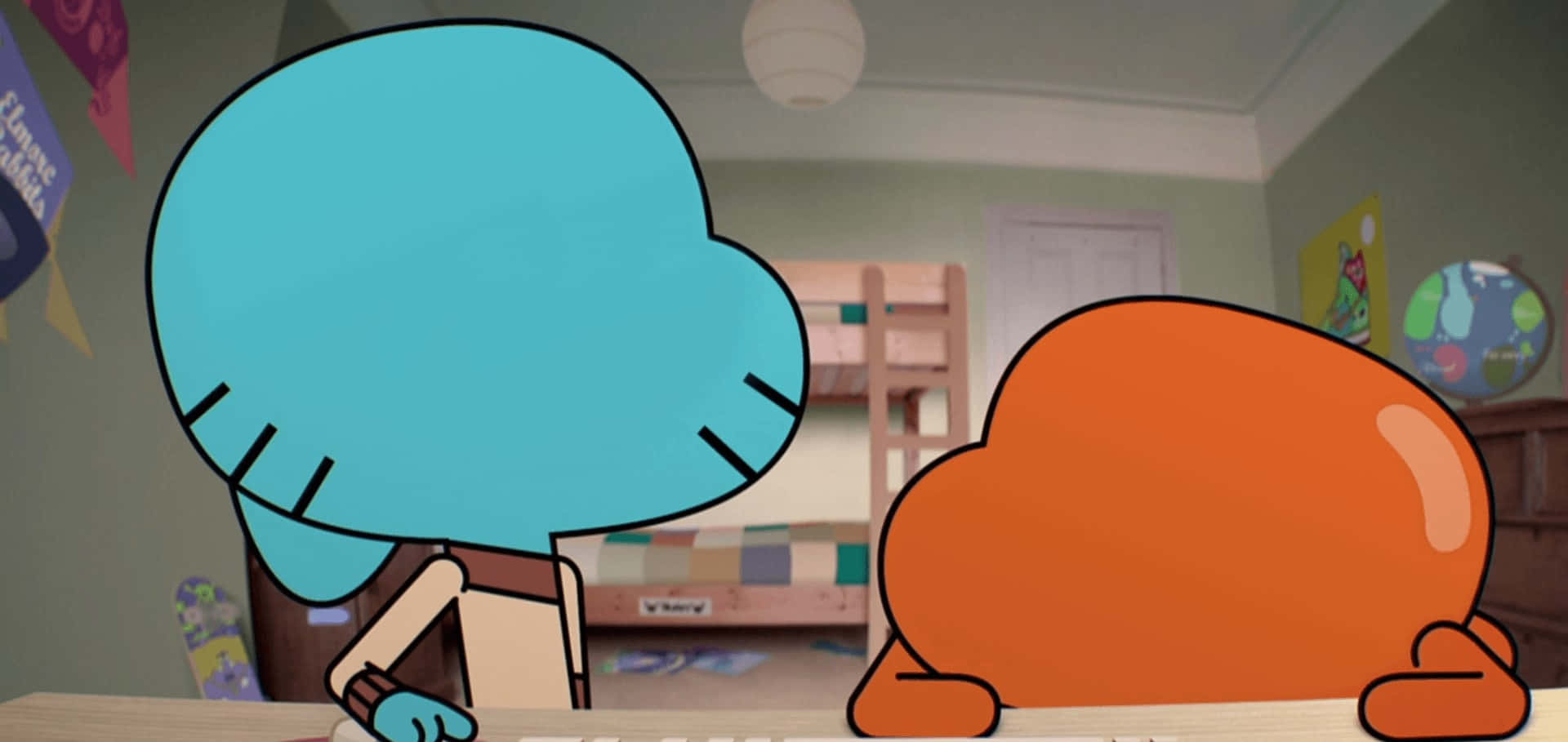Gumball And Darwin 桌布 壁紙 — 兩個頭部呈雲朵形狀的卡通人物坐在兒童房的書桌前，房間內有雙層床和色彩繽紛的裝飾。