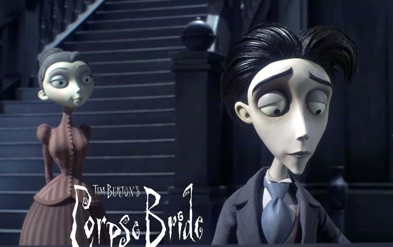 corpse bride 桌布 壁紙 — 兩個風格化的動畫角色，皮膚蒼白，眼睛大，站在一個哥德式豪宅走廊，有黑暗的樓梯和華麗的欄杆。