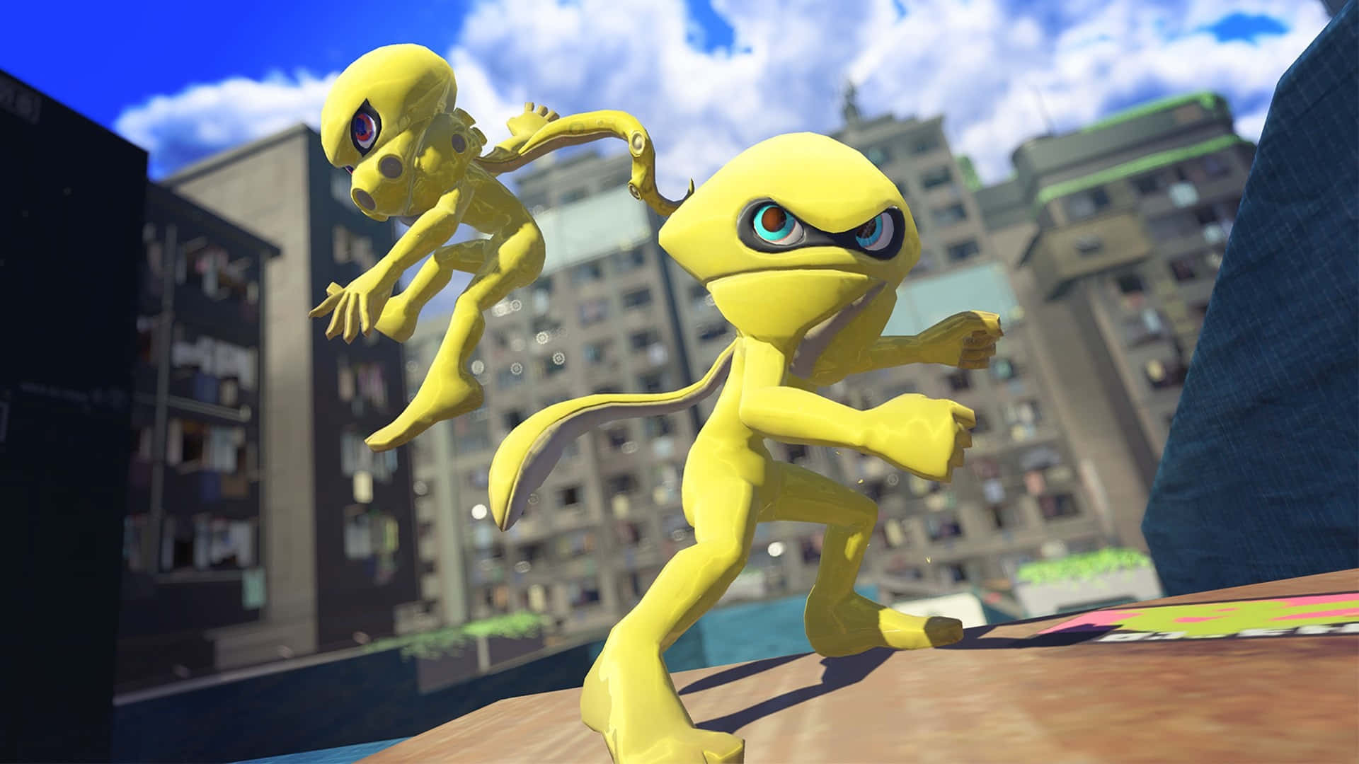 splatoon 桌布 壁紙 — 兩個黃色 Inkling 角色在模糊的城市景觀背景下，於晴朗藍天和 fluffy 雲朵下動態跳躍。
