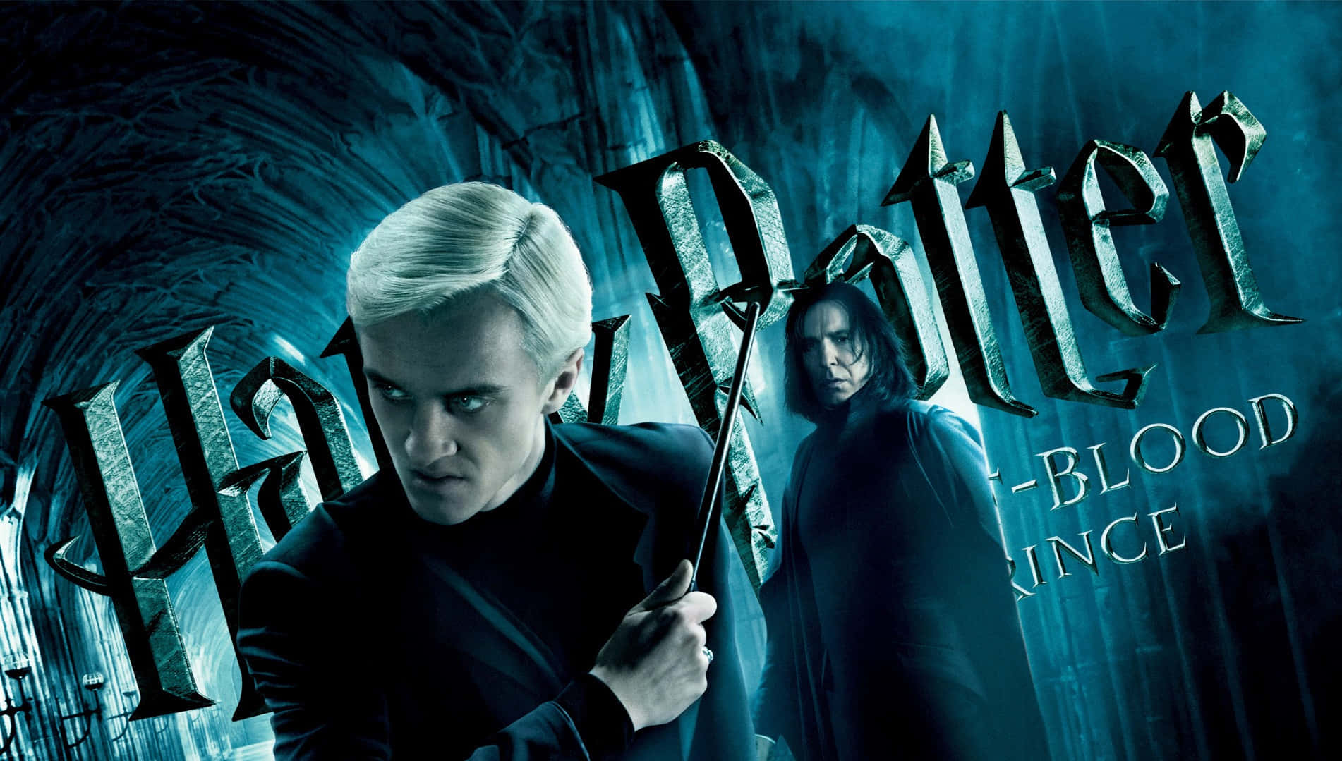 The Half-blood Prince 桌布 壁紙 — 兩個黑巫師陰森地站在陰暗、藍色燈光的石頭走廊中，電影標題在他們身後隱現。