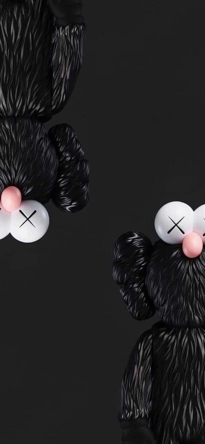 Kaws Bff Black 桌布 壁紙 — 兩個黑色KAWS熊公仔，白色眼睛和粉紅色鼻子，站在純黑色背景前。