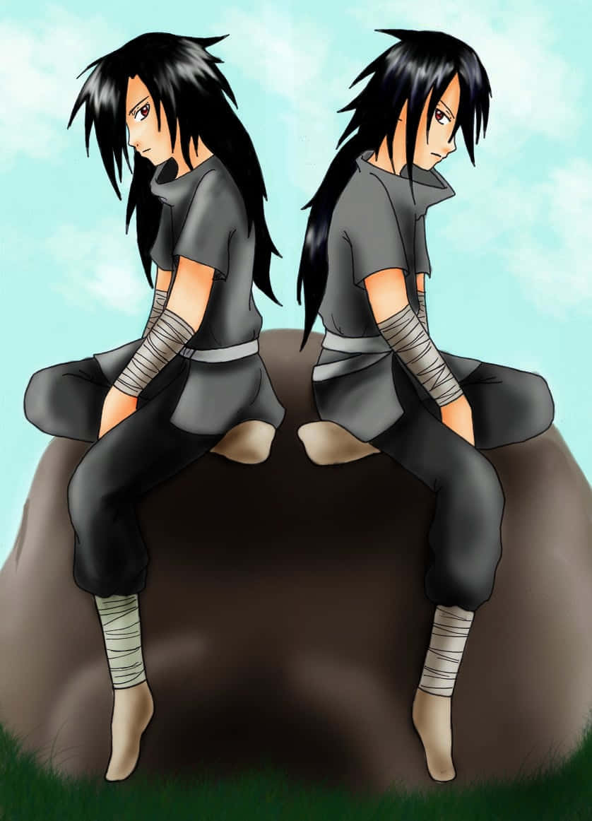 Izuna Uchiha 桌布 壁紙 — 兩個黑髮動漫角色背對背坐在岩石上，背景是淺藍色的天空。