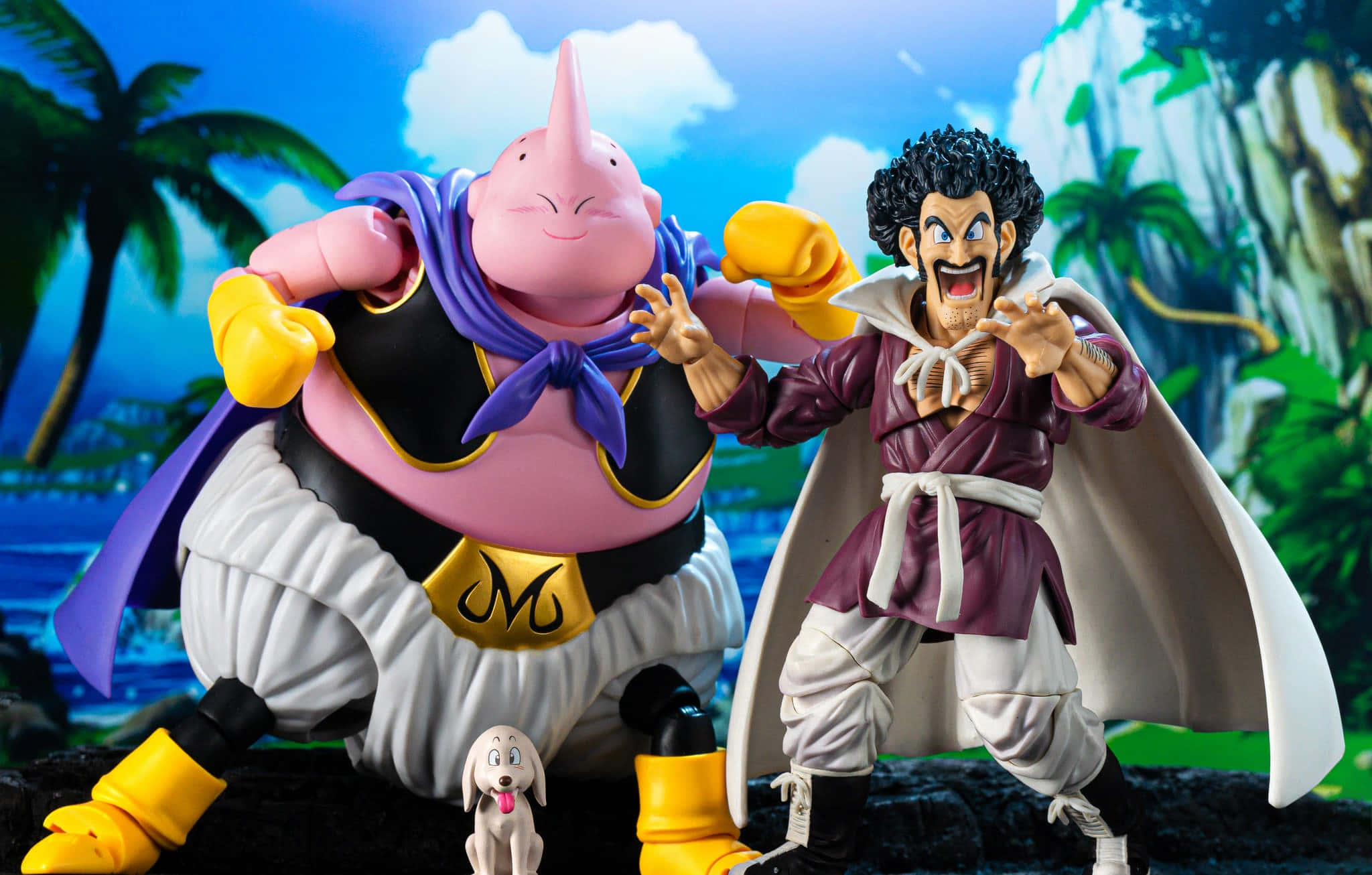 Hercule Satan 桌布 壁紙 — 兩個龍珠公仔魔人布歐和天津飯在熱帶背景中，有棕櫚樹和懸崖，動態地擺出姿勢。
