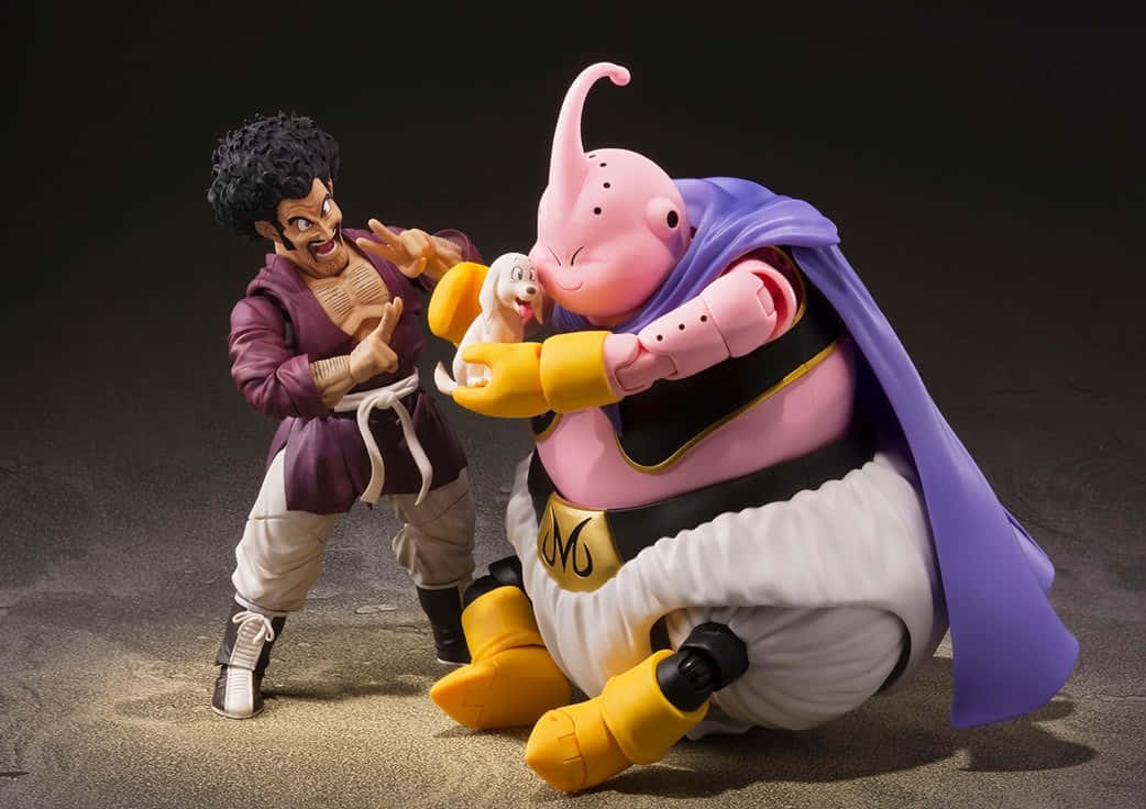 Hercule Satan 桌布 壁紙 — 兩個龍珠動作人偶在沙地上以深色背景襯托下動態擺姿勢。