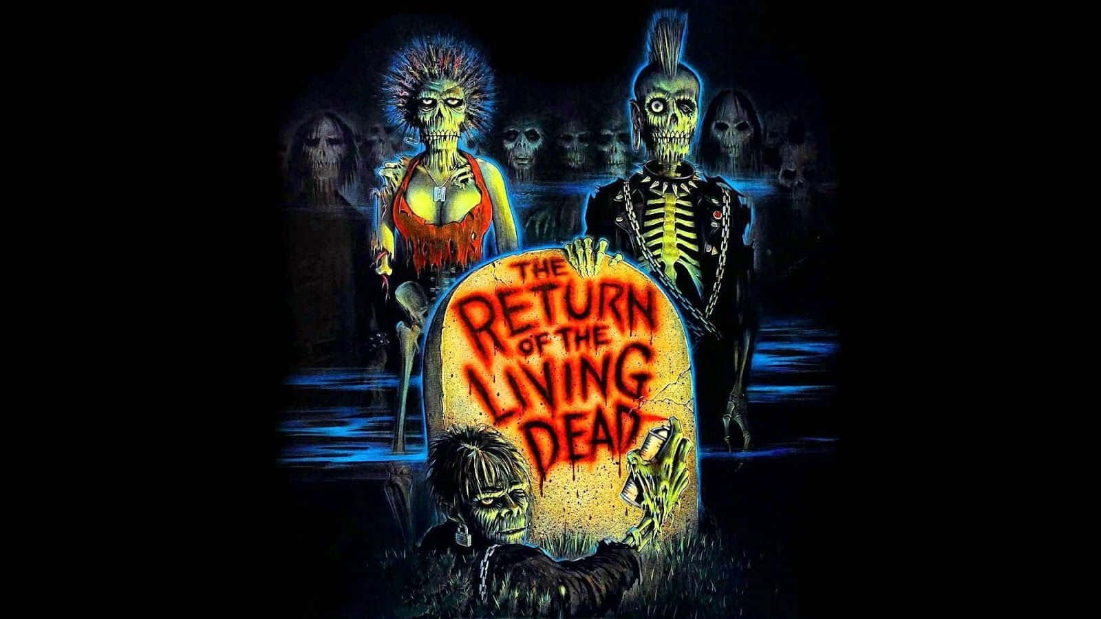 Monster Movies 桌布 壁紙 — 兩個龐克風格的喪屍站在刻有「The Return of the Living Dead」的墓碑後面，散發著發光的綠色皮膚和藍色燈光。