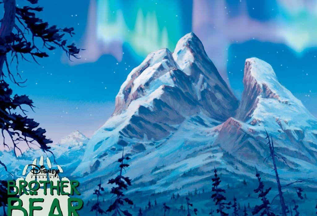 兩兄弟同行的旅程 壁紙 — 白雪覆蓋的山峰在充滿活力的北極光下聳立，北極光在由深色松樹框住的星空夜空中閃耀。