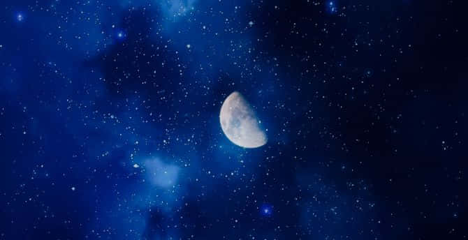 新月在星空夜空中與宇宙雲。