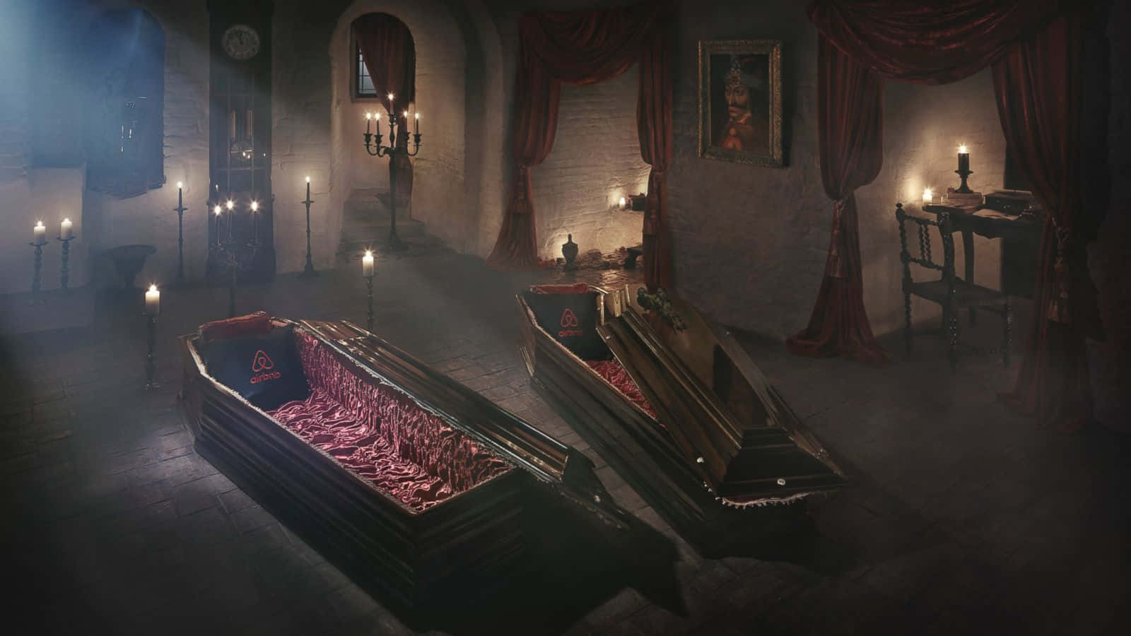 Halloween Coffins 桌布 壁紙 — 兩口華麗的棺材安放在昏暗的石室中，由搖曳的燭光照亮，並掛有厚重的紅色窗簾。
