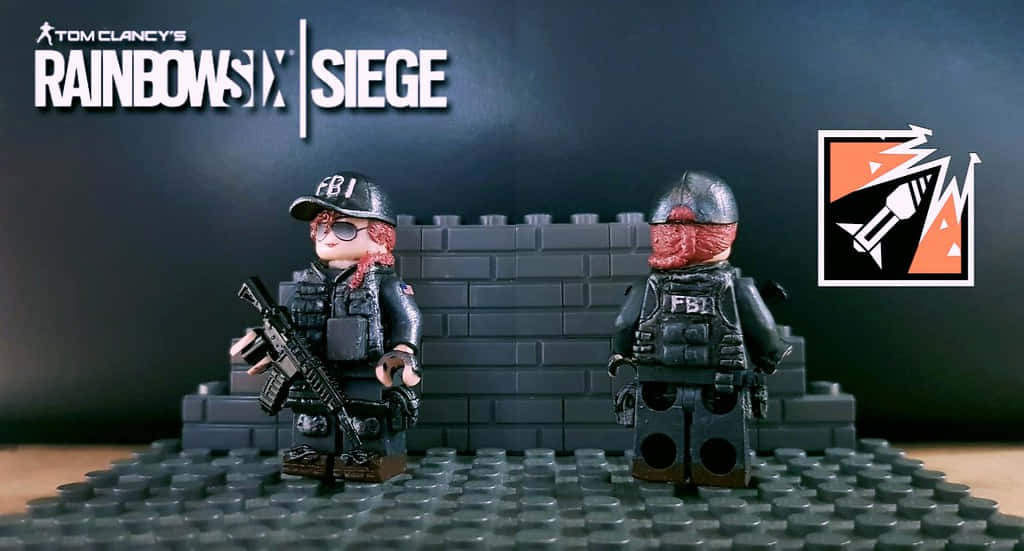 Rainbow Six Siege Ash 桌布 壁紙 — 兩名LEGO風格嘅FBI特工，紅頭髮同戰術裝備，企喺灰色磚牆後面，背景係黑色，有Tom Clancy's Rainbow Six Siege標誌。
