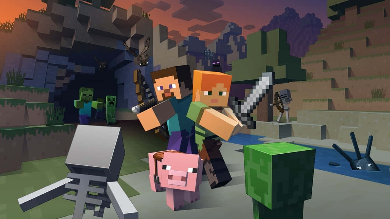 Minecraft Alex 桌布 壁紙 — 兩名Minecraft玩家手持劍，在一個有殭屍、爬行者和附近有豬的像素世界中準備就緒。