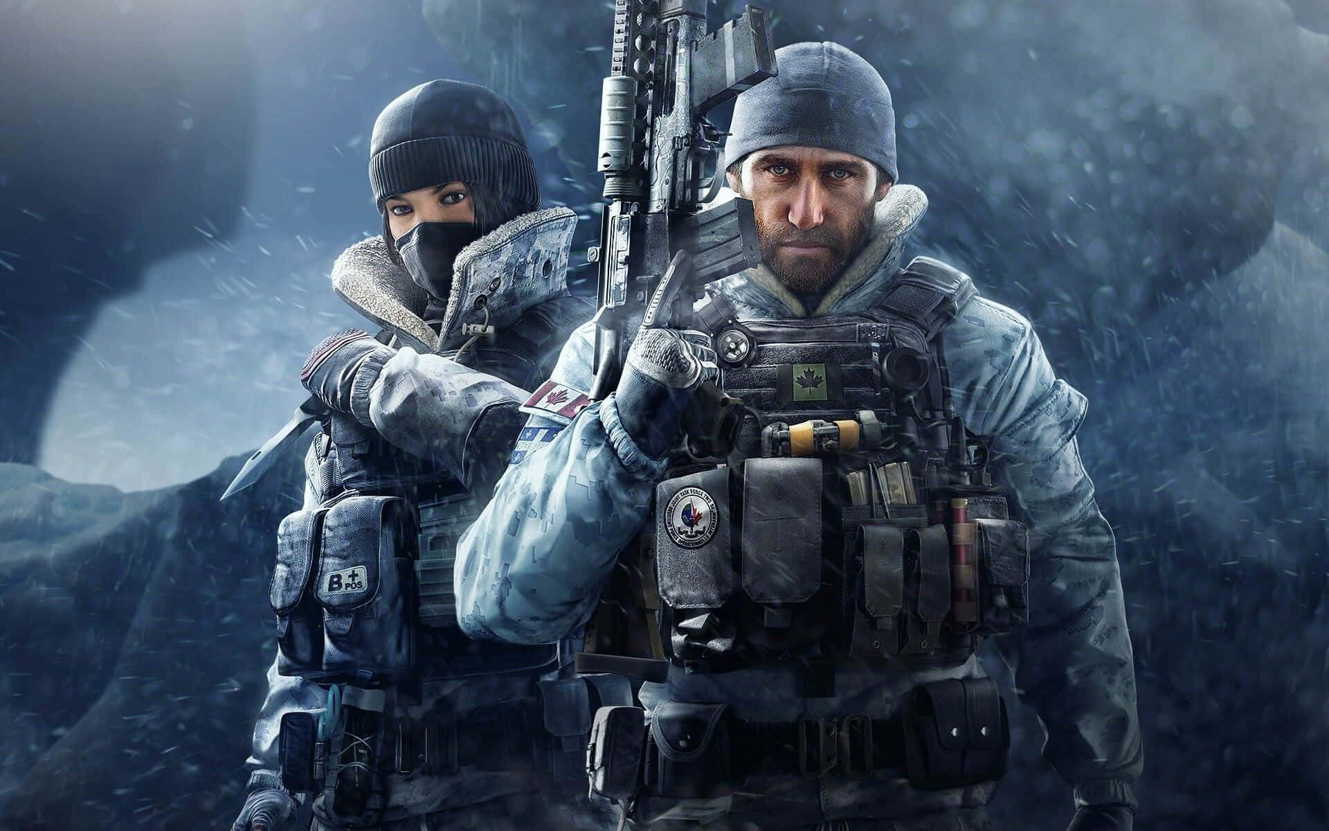 Rainbow Six Siege Operators 桌布 壁紙 — 兩名全副武裝、身穿冬季裝備的士兵在風暴天空下的雪地山區環境中準備就緒。